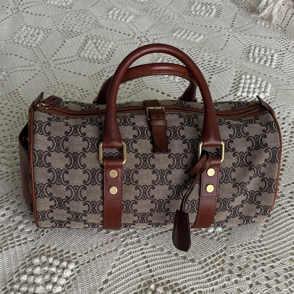 Celine vintage barrel bag
In good vintage condition